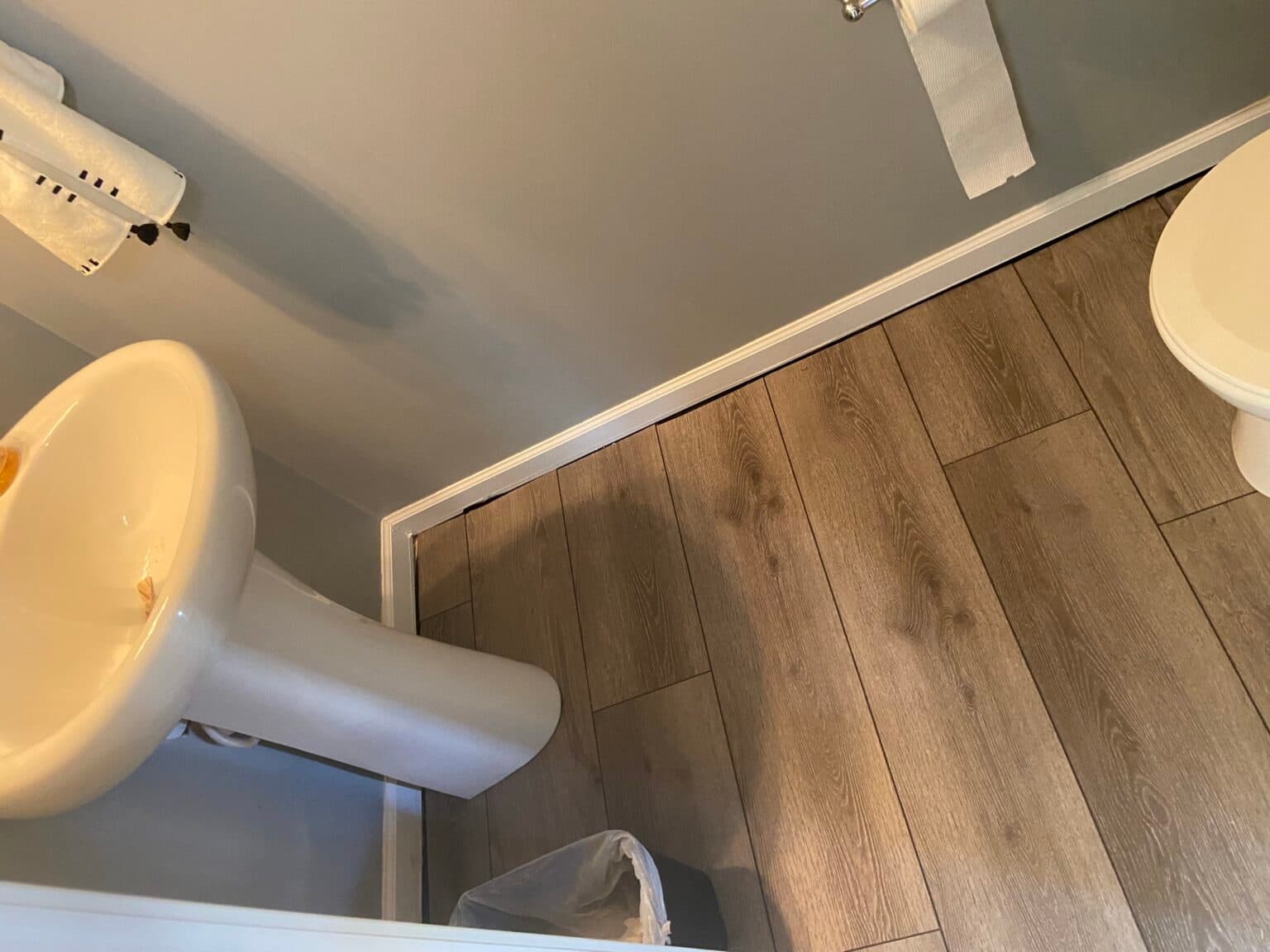 Vinyl plank flooring - Image 7