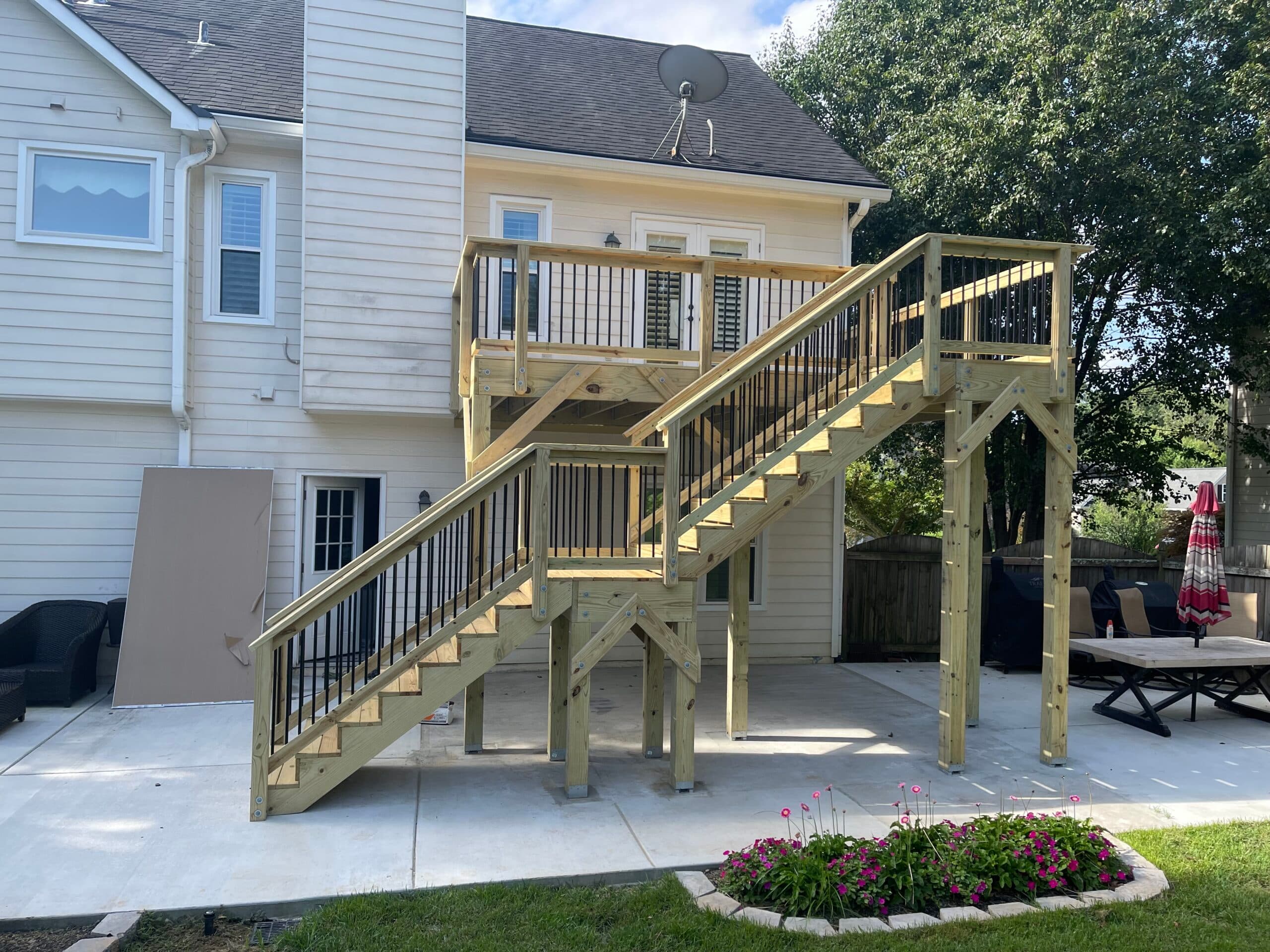 Deck with round metal balusters - Image 3
