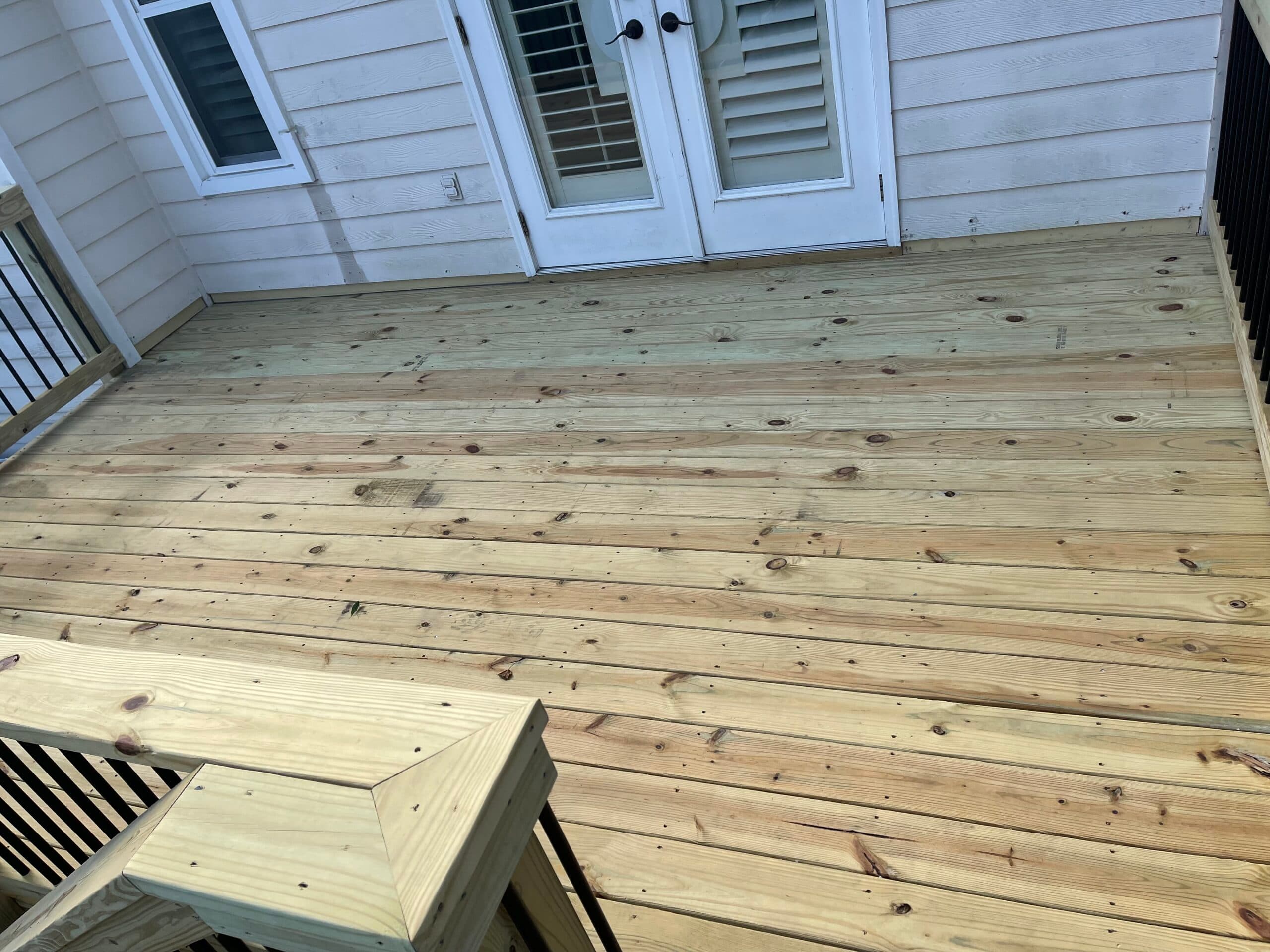 Deck with round metal balusters - Image 6