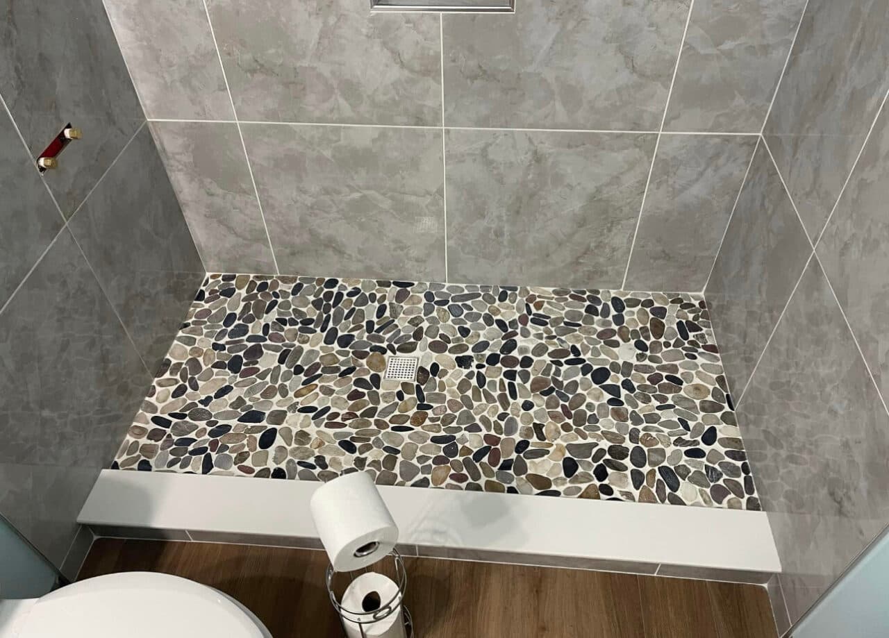 Tiled shower floor and walls - Image 3