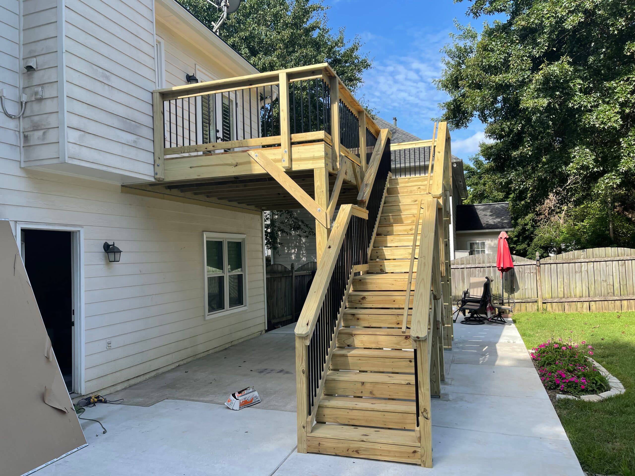 Deck with round metal balusters - Image 5