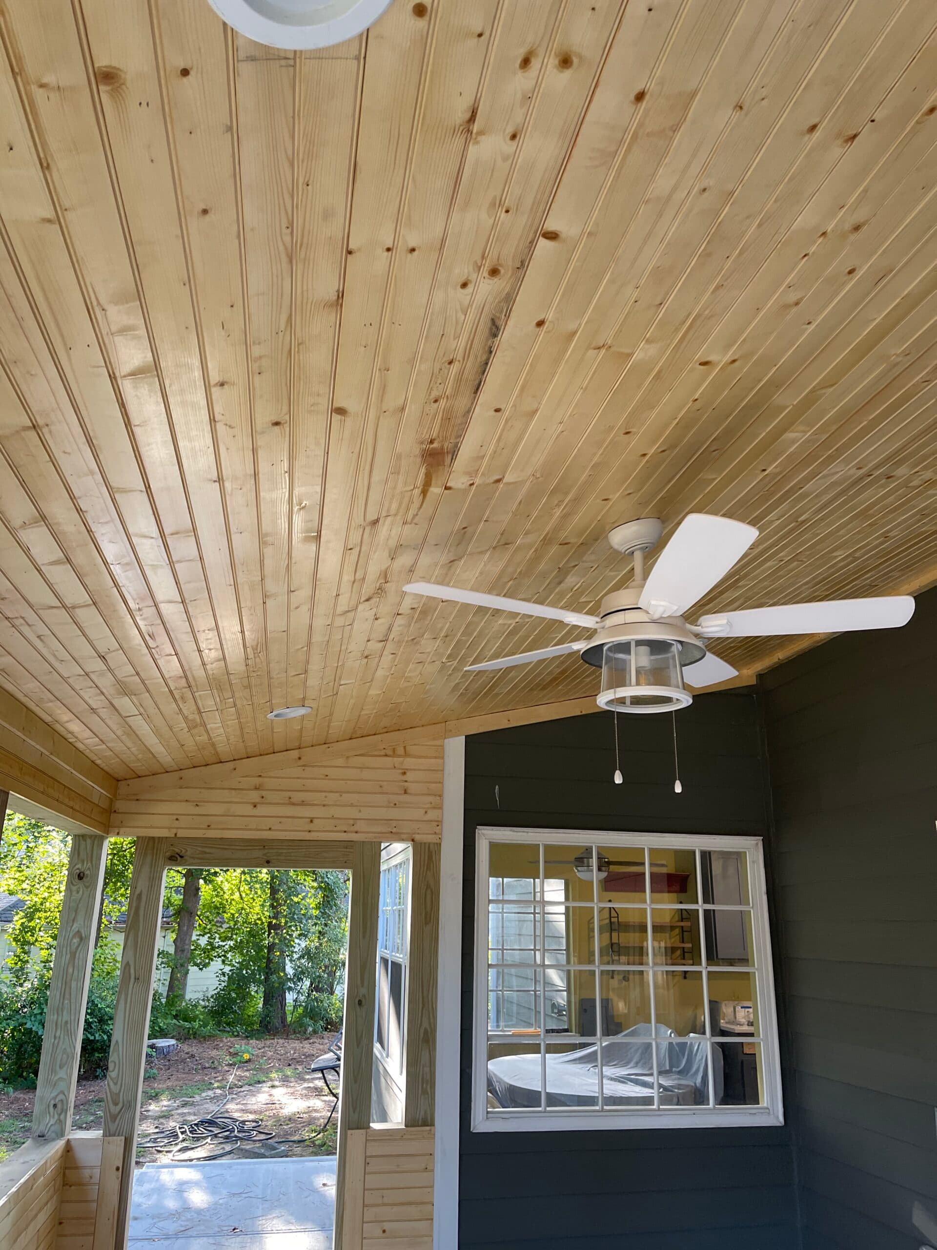 Deck with round metal balusters