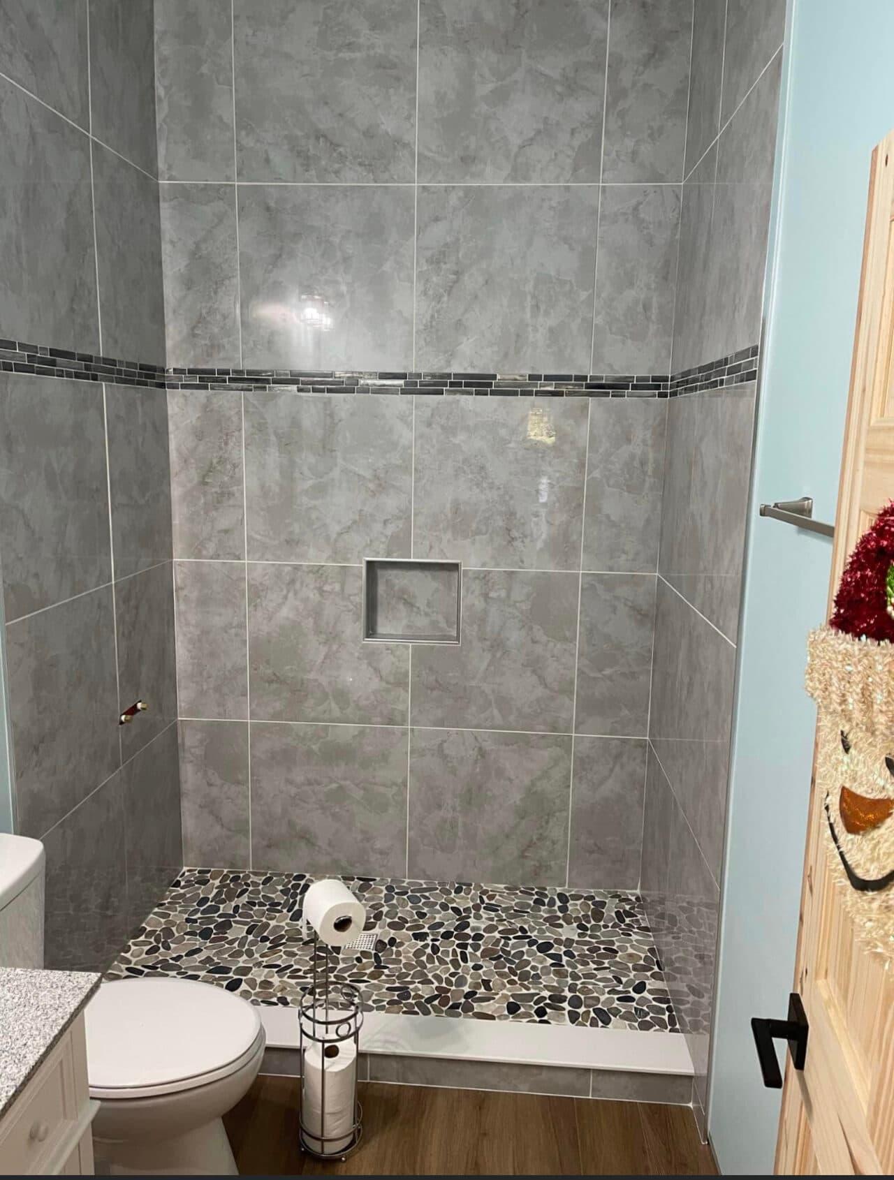 Tiled shower floor and walls - Image 2