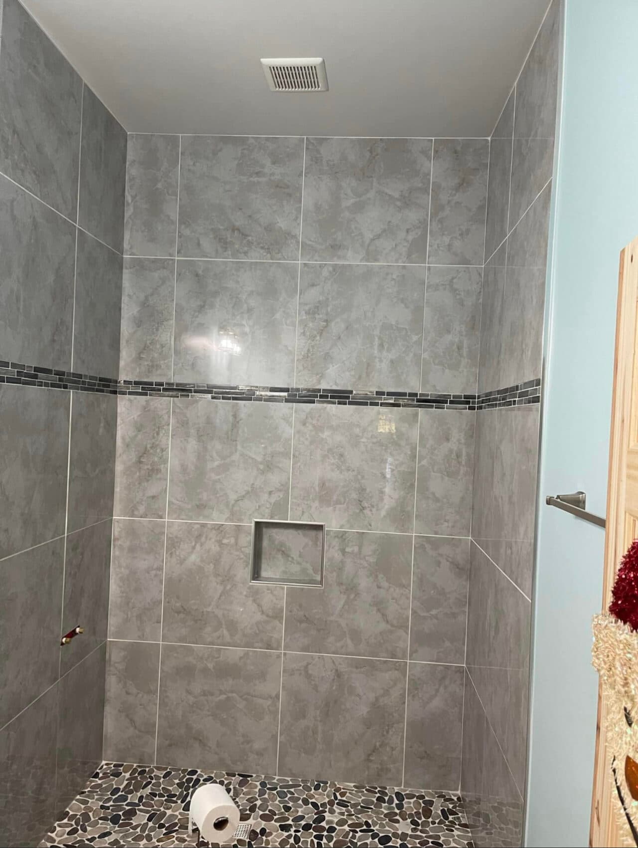 Tiled shower floor and walls - Image 4