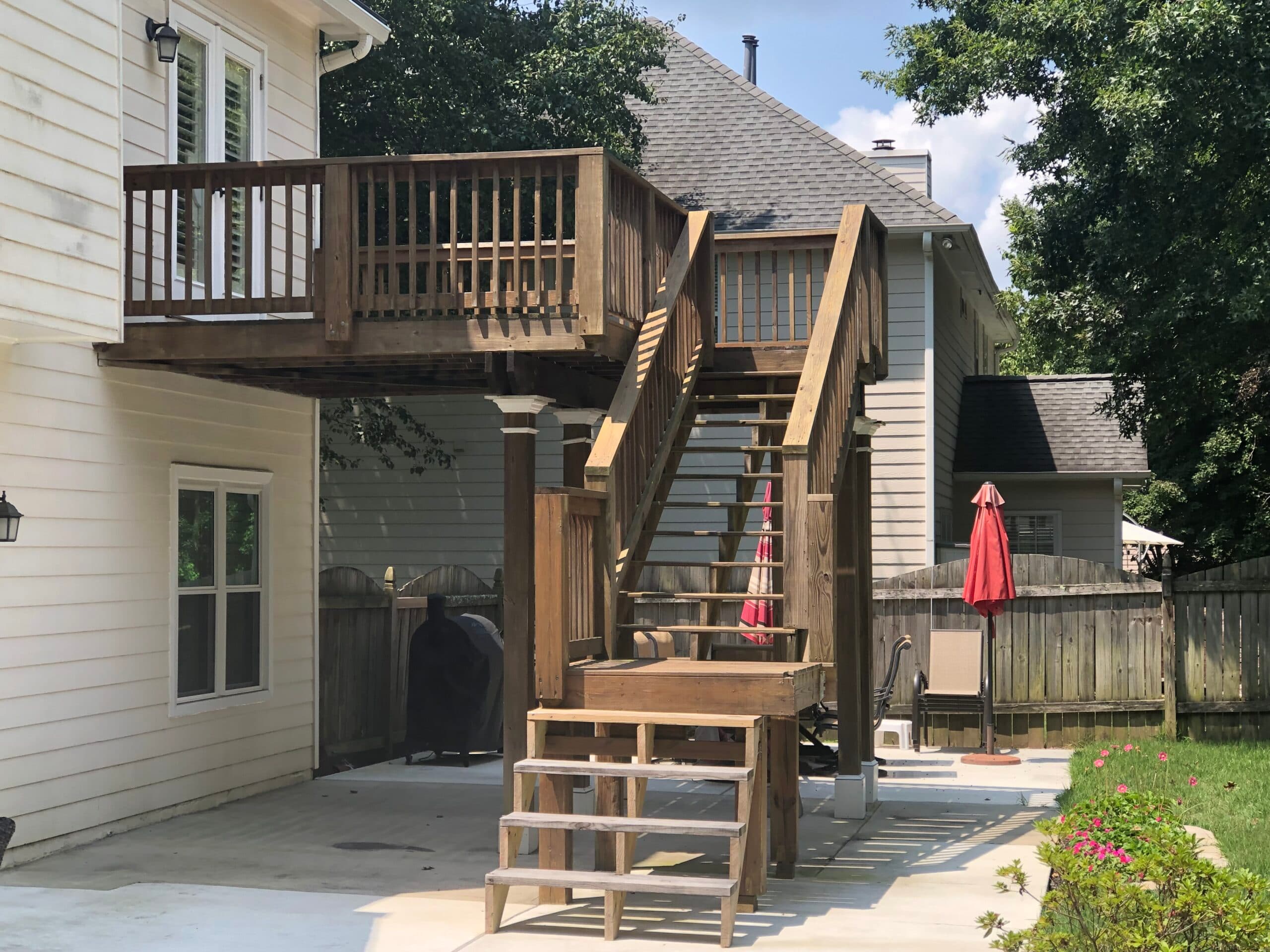 Deck with round metal balusters - Image 2