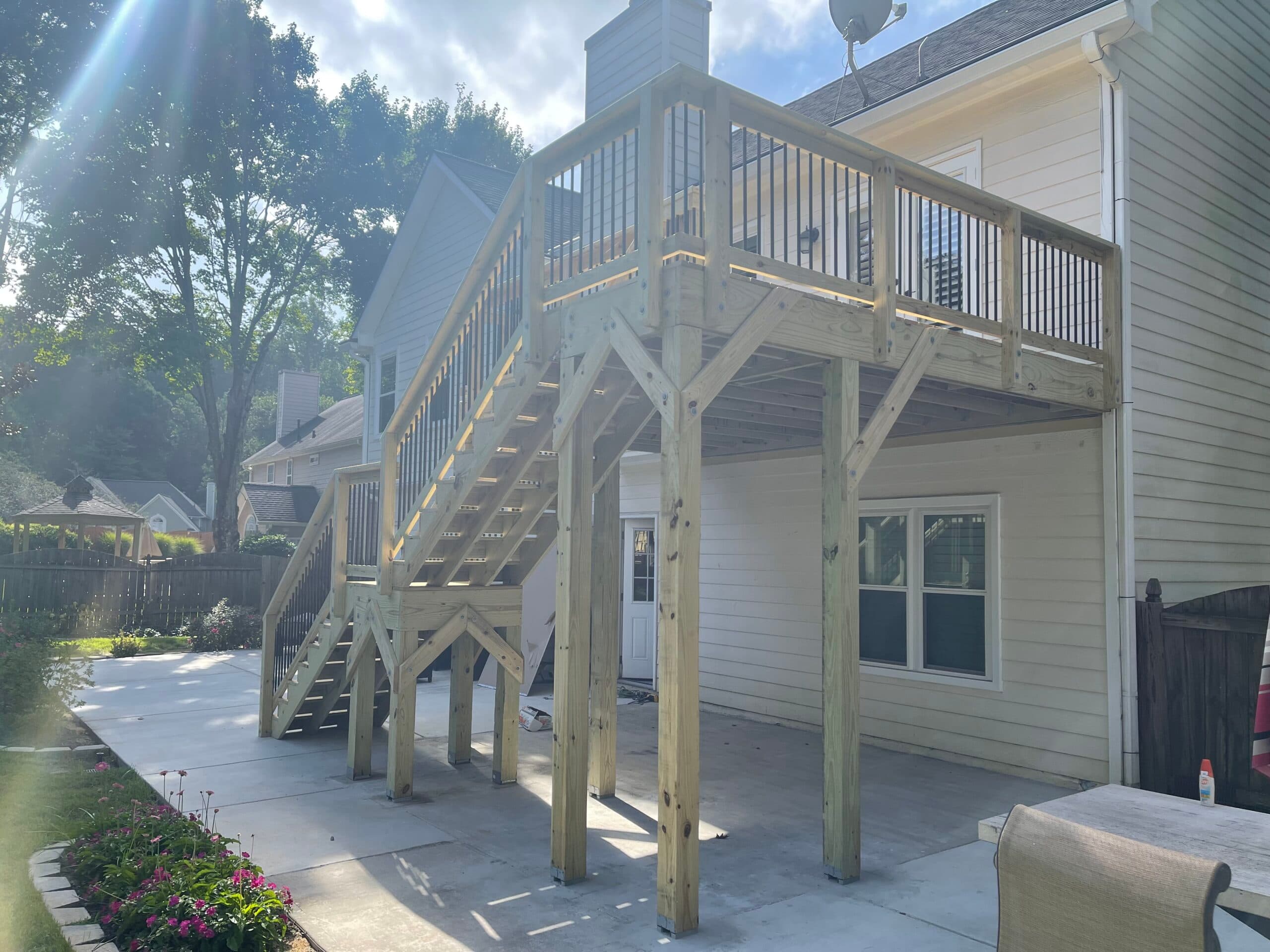 Deck with round metal balusters - Image 4