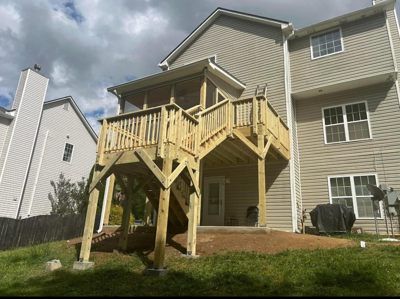 Deck and screen porch - Image 2