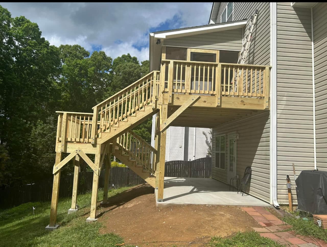 Deck and screen porch - Image 3