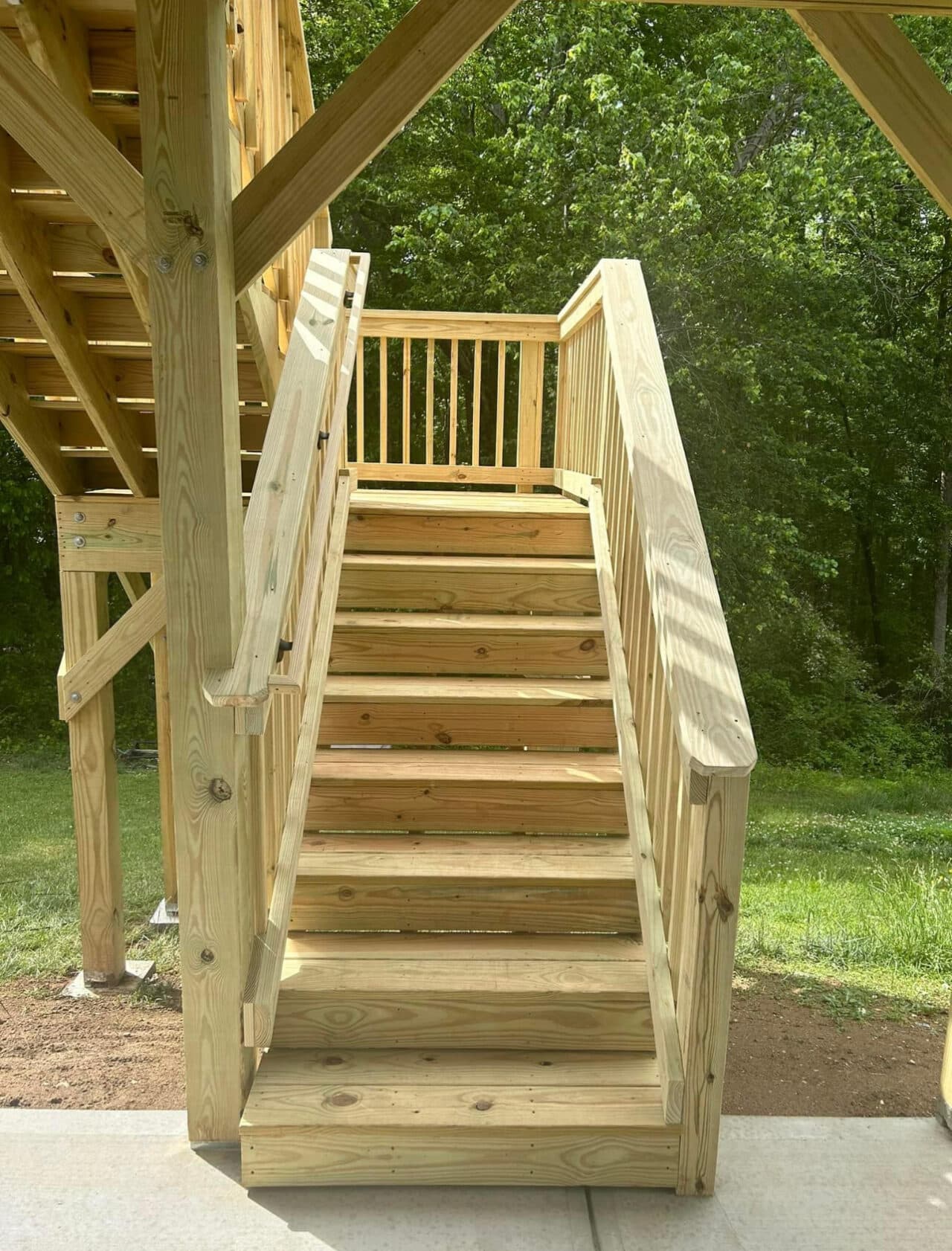 Deck and screen porch - Image 4