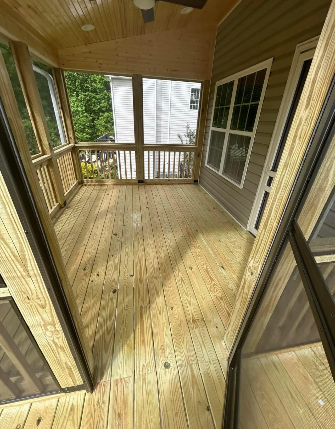 Deck and screen porch - Image 8