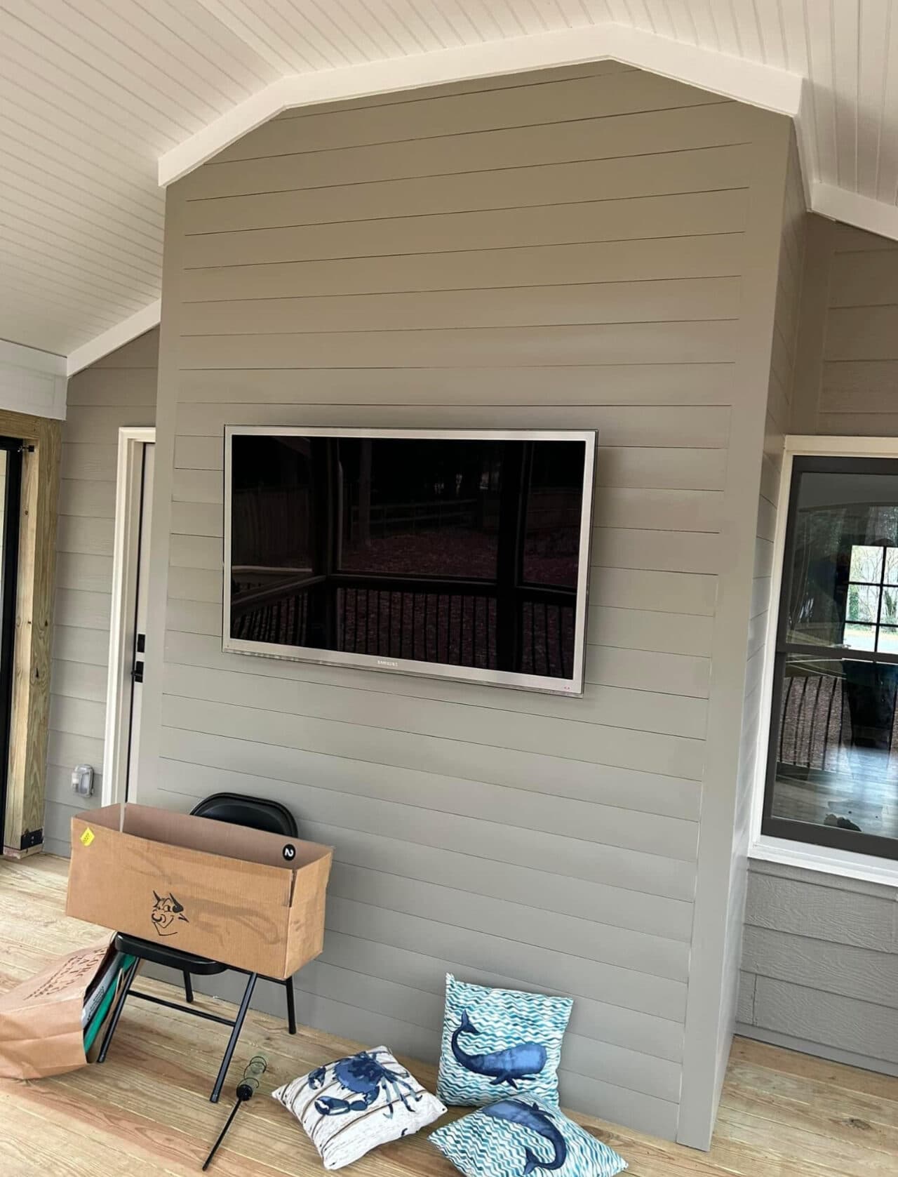 Deck and screen porch - Image 5