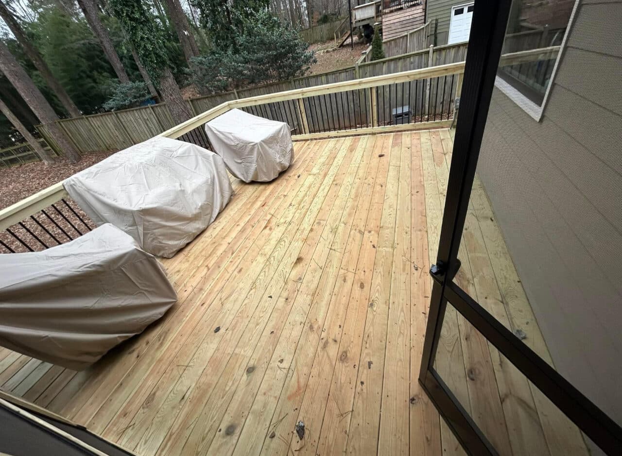 Deck and screen porch - Image 8