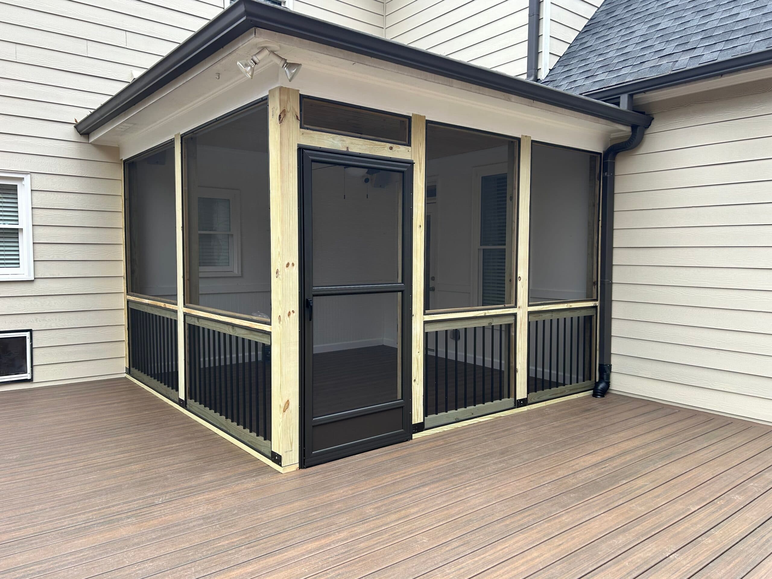 Deck and screen porch - Image 4